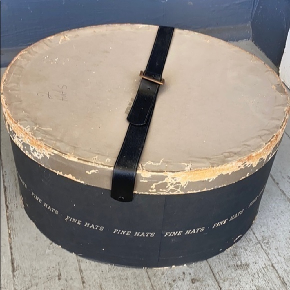 Vintage hat box PILGRIM FINE HATS